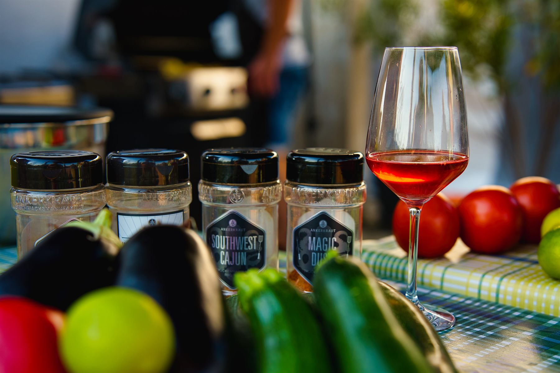 Gewürze und Wein am Grillstand