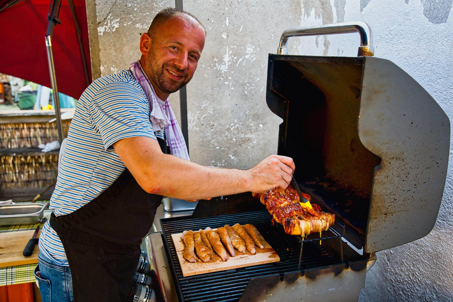 Grillmeister bei der Arbeit am Gasgrill
