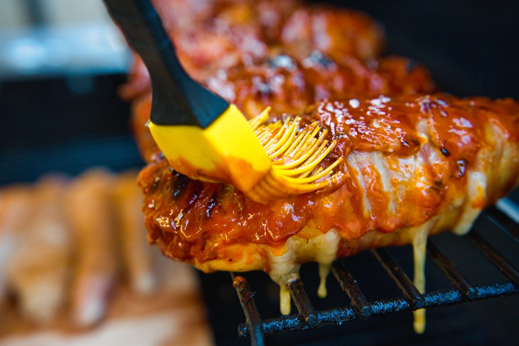 Bacon-Bomb wird auf dem Grill glasiert