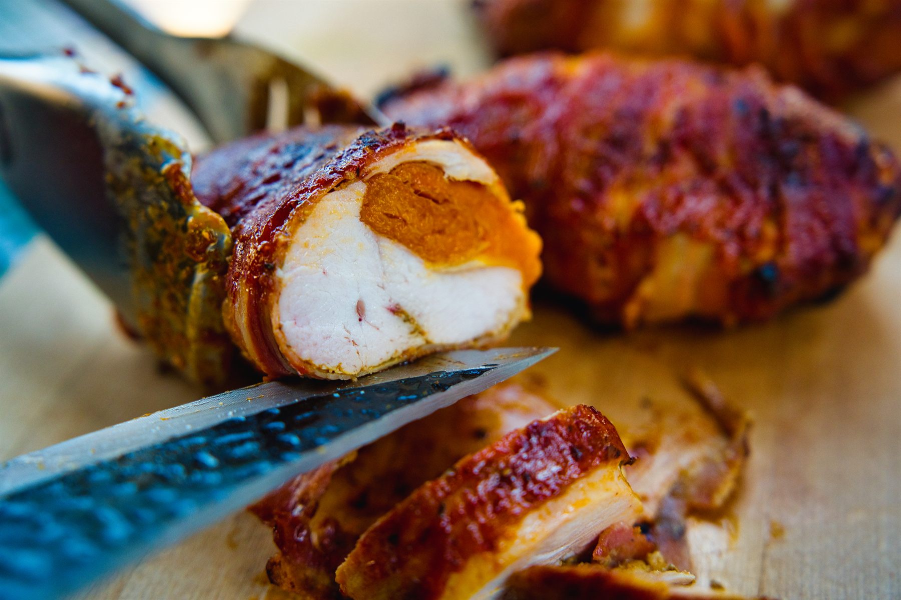 Anschnitt einer gefüllten Hähnchenbrust im Baconmantel