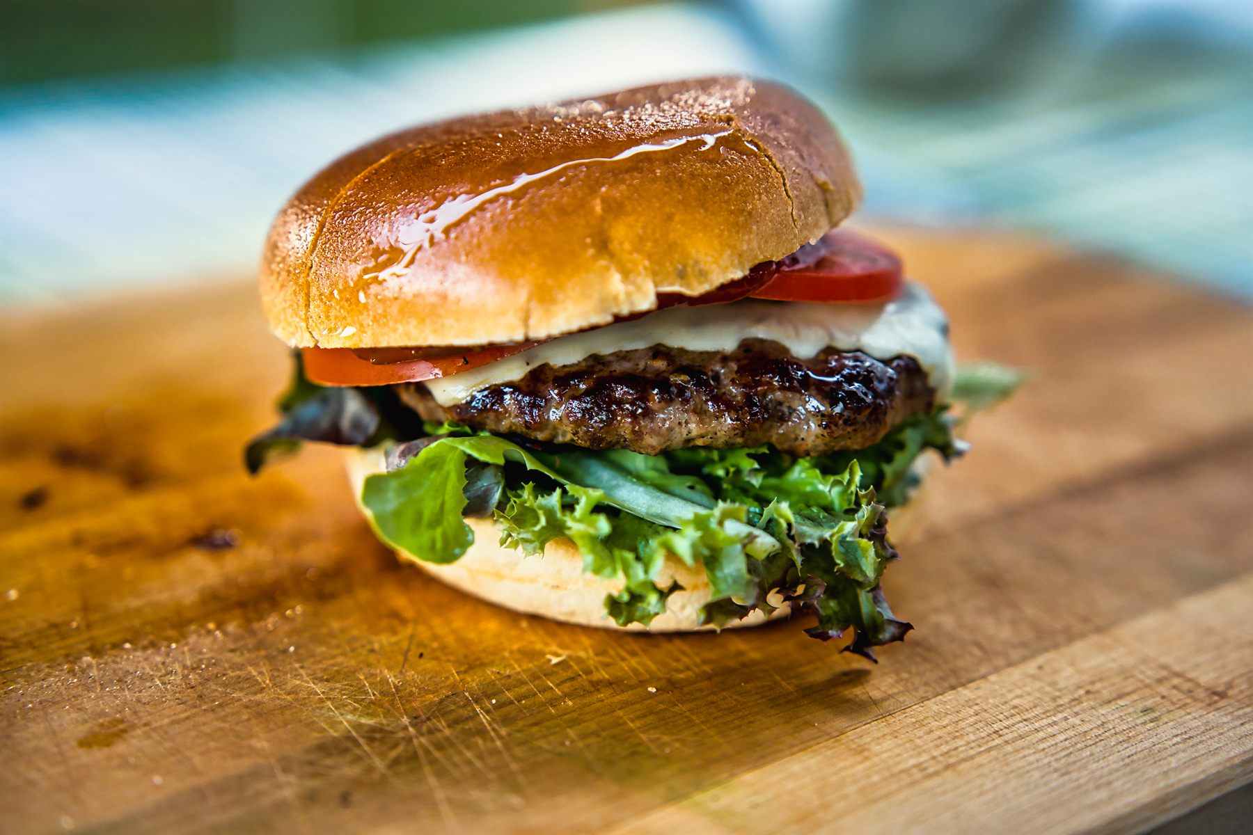Frisch angerichteter Burger vom Grill