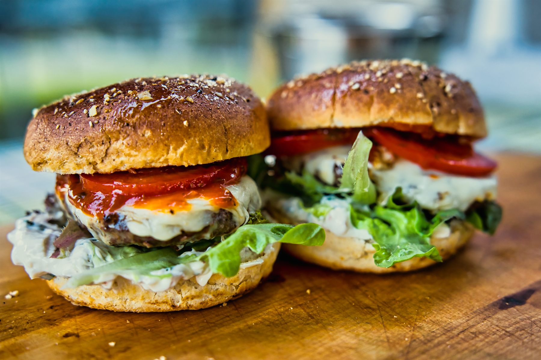 Zwei Burger frisch vom Grill