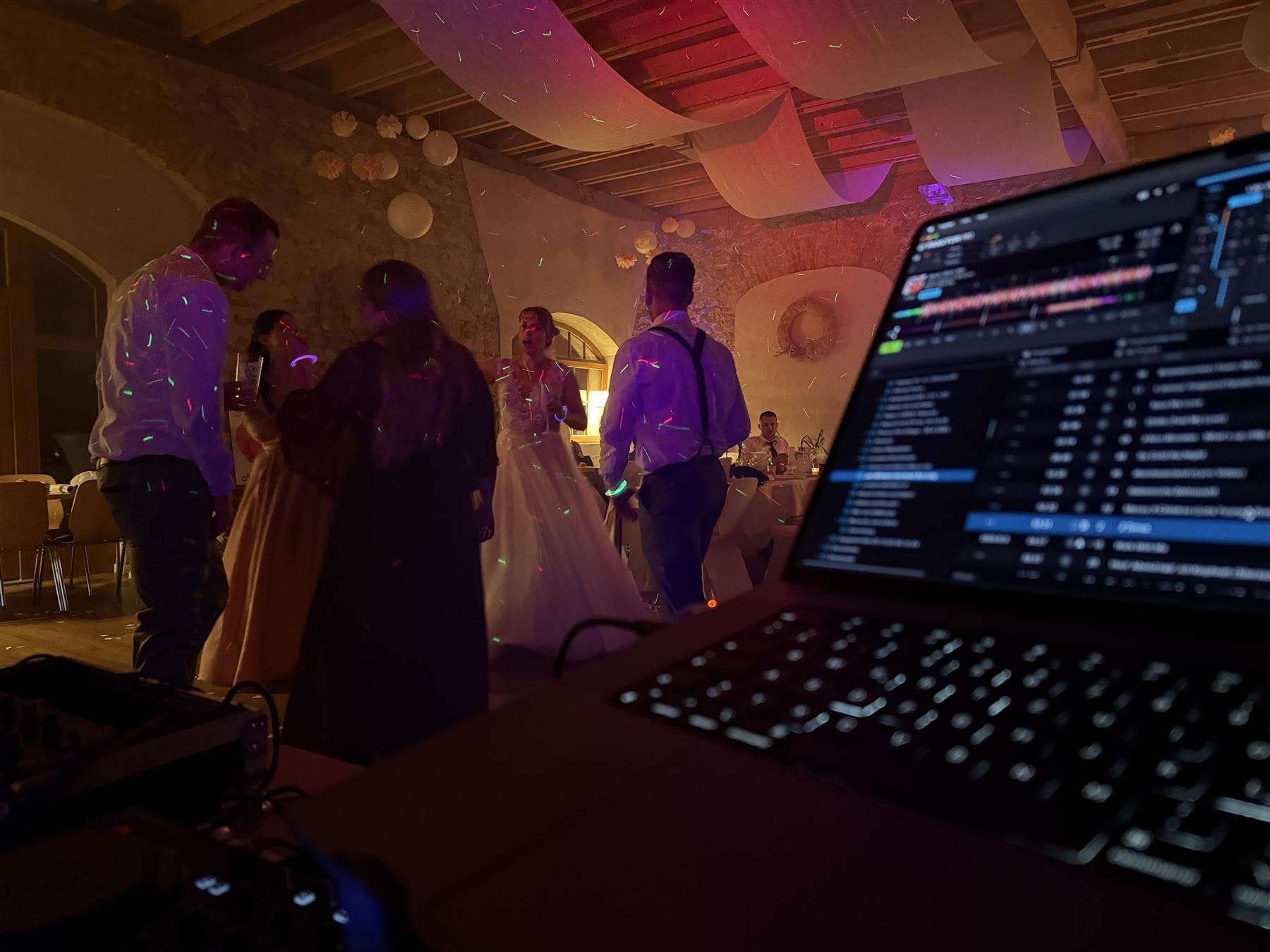 Volle Tanzfläche aus DJ-Sicht